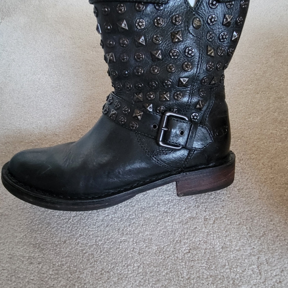 UGG Boot - Picture 2 of 5